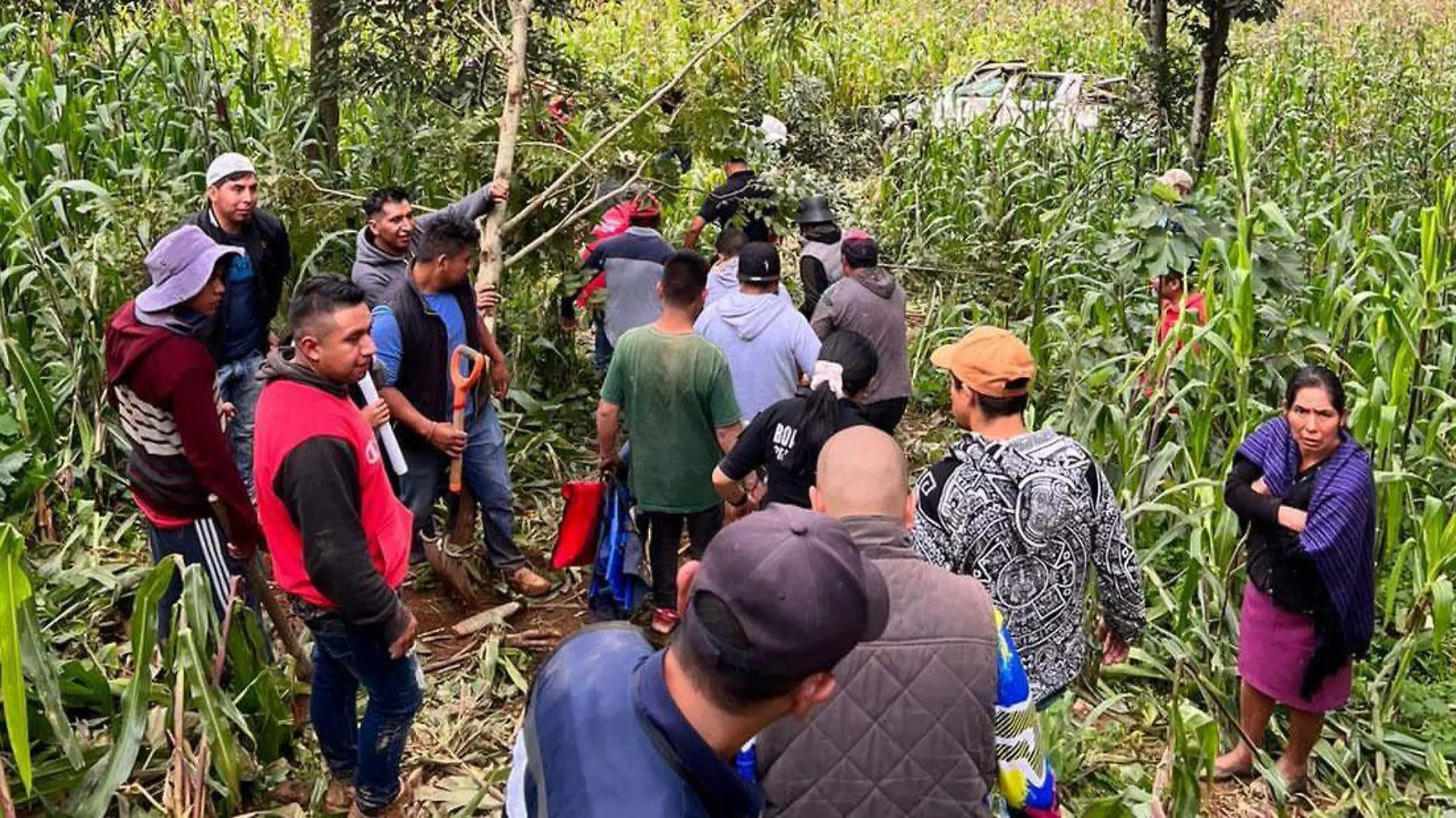 Volcadura sobre la carretera Zacapoaxtla-Cerro de Tomaquilo, dentro de la comunidad de Colos